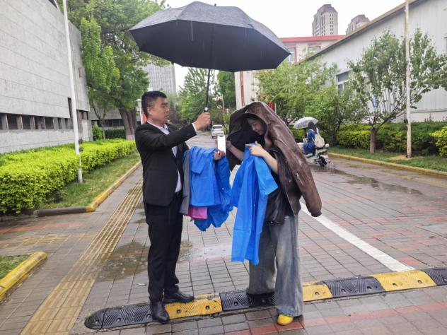 党委安全工作部暖心行动：雨中撑起爱心伞